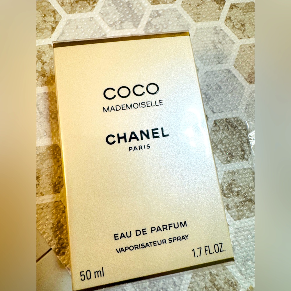 COCO MADEMOISELLE CHANEL
PARIS EAU DE PARFUM